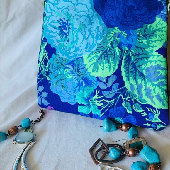 Camouflage and Teal Beaded Crossbody Bag - Picture 7 of 9